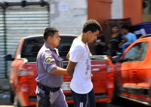 Polícia prende em flagrante homem que tentava roubar moto 